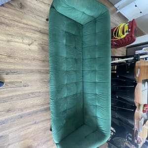 ספה ירוקה עם כבל צהוב לניקוי