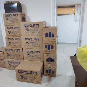 קופסאות קרטון לעריכת מעבר דירה מסודרות בערימה