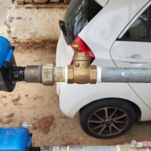 צינור מתכת עם שסתום פליז ומכשיר כחול