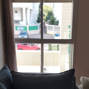 חלון אלומיניום עם מסגרת לבנה