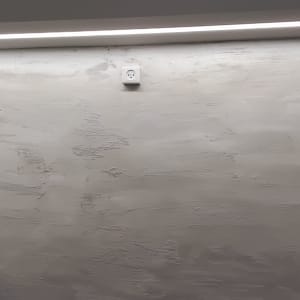 שקע חשמלי עגול על קיר לבן