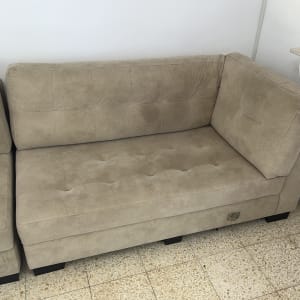 ספה בצבע בז