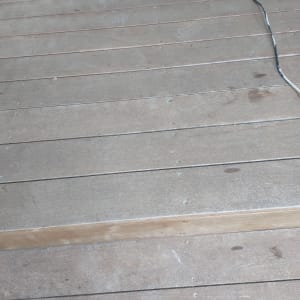 רצפת עץ עם סימני ליטוש וכבל חשמלי