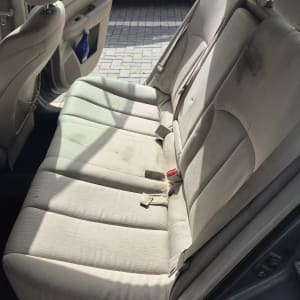 מושב אחורי של רכב עם כתמים ולכלוך קל