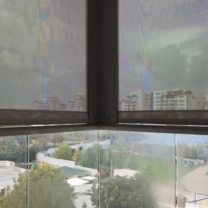 מרפסת עם סוככים שקופים ונוף עירוני