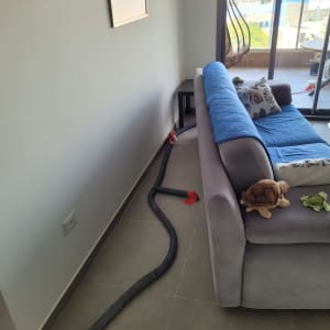 צינור ייבוש ליד ספה בחדר מגורים