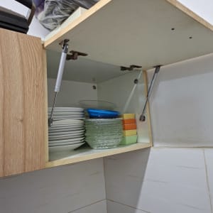 ארון מטבח פתוח עם צלחות וקערות מסודרות