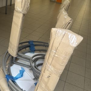 חלקי ריהוט ארוזים בקרטון במסדרון