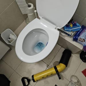 פתיחת סתימה באסלה באמצעות משאבת לחץ פנאומטית בשירותים