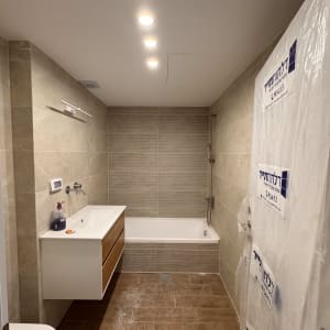 חדר אמבטיה בשיפוץ עם כיור ואמבטיה מותקנים