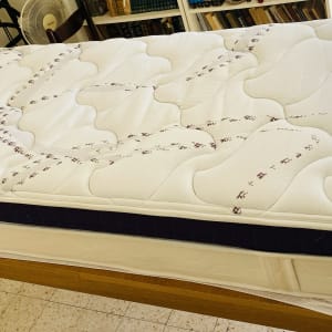 מזרן לבן מונח על שולחן עץ