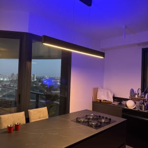 תאורה תלויה במטבח עם כיריים על השיש