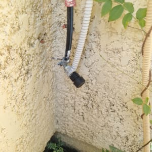 צינור מים מחובר לקיר עם ברז פלסטיק