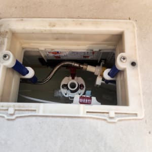 חלקי צנרת ואביזרים בתוך מכל מים