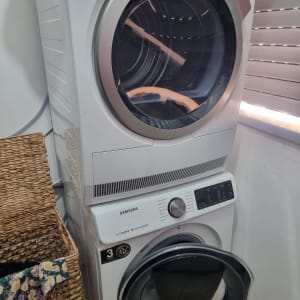 מכונת כביסה ומייבש כביסה בחדר כביסה