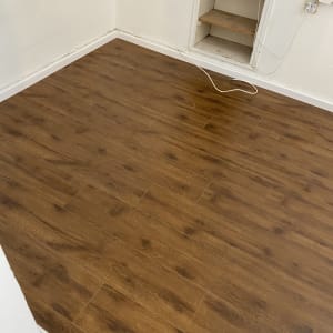 רצפת פרקט עץ כהה בחדר פנימי