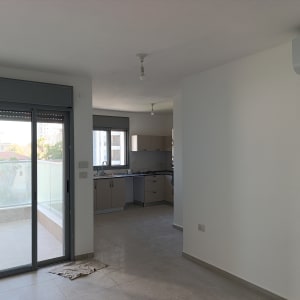 דירה ריקה עם קירות צבועים ומטבח