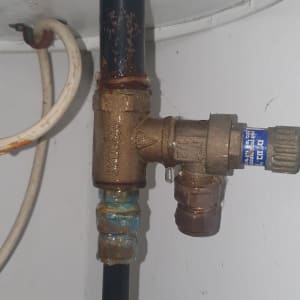 צינור מתכת עם שסתום וברז כחול