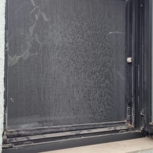 מסגרת אלומיניום שחורה עם רשת חלון