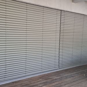 תריסים אפורים סגורים על חלון גדול