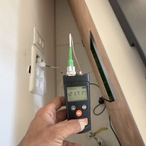 מדידת אותות עם מכשיר בתחום התקשורת