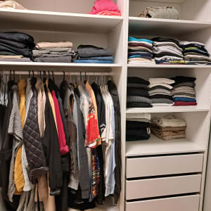 ארון בגדים מסודר עם מדפים ומגירות