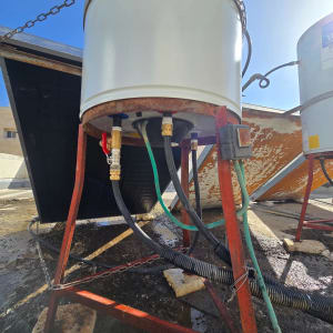 דוד שמש עם צינורות וחיבורים על גג