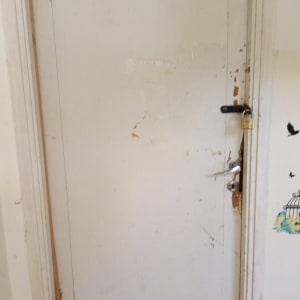 דלת ישנה עם מנעול ובריח