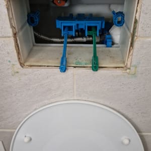 מנגנון פנימי של ניאגרה עם צינורות כחולים וירוקים