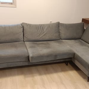 ספה אפורה עם כתמים על הריפוד