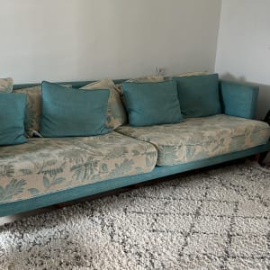 כריות כחולות על ספה עם ריפוד פרחוני