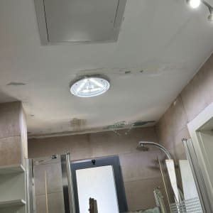 תיקון תקרה בחדר אמבטיה עם סולם ותאורה