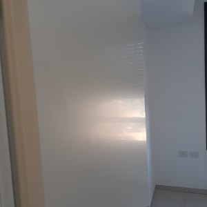 דלת לבנה נקייה עם ידית מתכת מבריקה