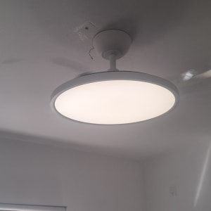 מנורה עגולה מותקנת על תקרה לבנה