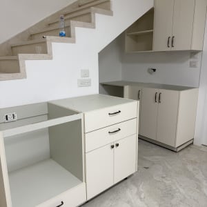 ארונות מטבח מתחת למדרגות עם משטח עבודה