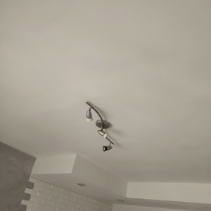 תקרה צבועה בלבן עם מנורת תקרה