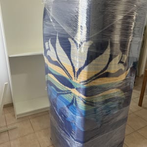 רהיט עטוף בניילון לקראת הובלה