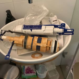 חלקי אינסטלציה בכיור עם ברזים