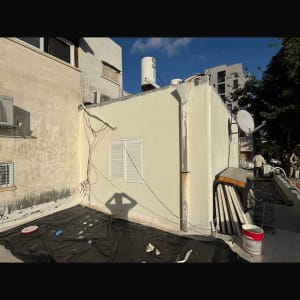 עבודות גובה על גג עם ציוד וחומרים