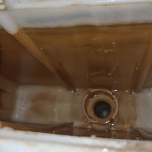 תמונה של פנים מיכל מים עם חלודה ולכלוך