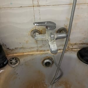 ברז אמבטיה עם צינור ומקלחת