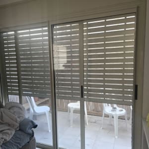 תריסים סגורים על דלת זכוכית במרפסת