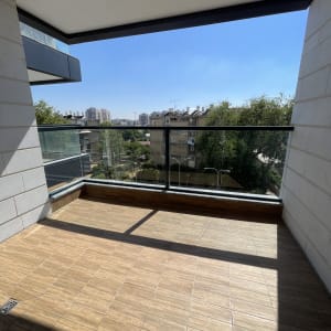 מרפסת עם רצפת אריחים ונוף עירוני