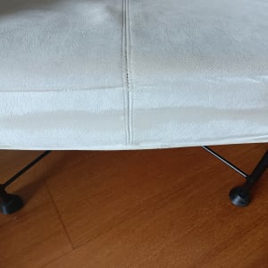 ריפוד בד בהיר עם תפרים על כיסא