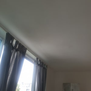 תמונה של קיר עם ציור מכוסה בניילון