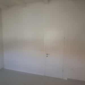 קיר גבס עם דלת לבנה מותקנת