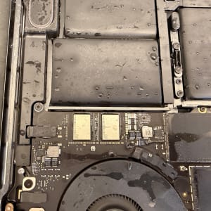 חלקים פנימיים של מחשב נייד עם סימני מים