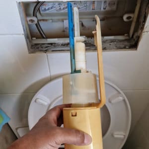 תיקון מיכל הדחה בשירותים עם חלקים פנימיים