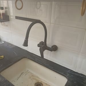 ברז מטבח מעל כיור מלוכלך עם כתמים