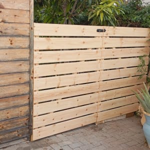 גדר עץ חדשה עם עציצים מסביב